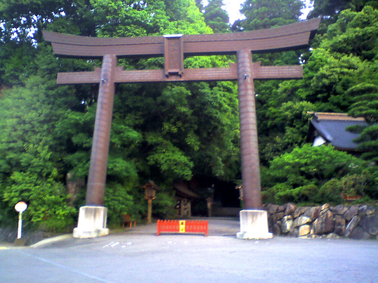 201005280528_宮崎県_高千穂神社_境内
