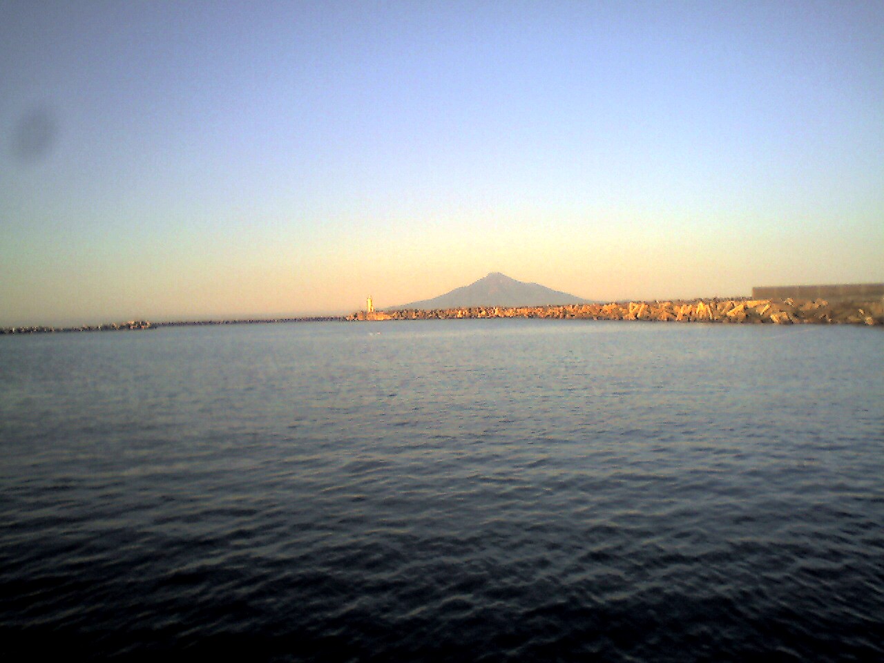 201009120545_北海道_抜海港からみた礼文島