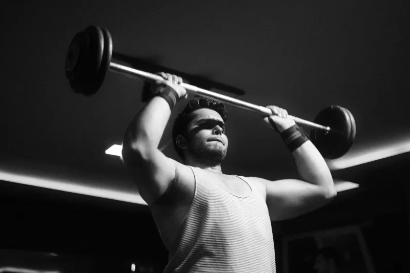 Stop Watching Yourself Lift: How Mirror Dependency Is Quietly Wrecking Your Form